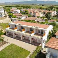 Συγκρότημα τεσσάρων διώροφων κατοικιών στις Καλύβες Δήμου Πολυγύρου